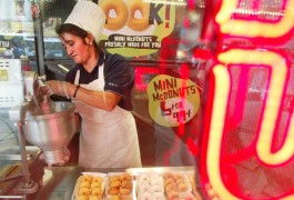 Una trabajadora de McDonald's cerca de Times Square. 