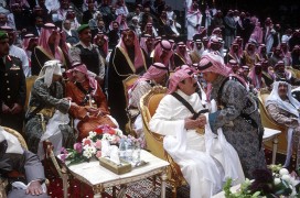 Un joven principe presenta sus respetos a Abdullah bin Abdulaziz Al Saud  durante la reunión anual de la familia real en Riad, en 2003.