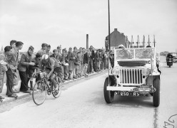 Zaaf se distancia del pelotón durante el Tour de Francia de 1951.