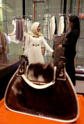 Una mujer comprando en una tienda de Etro en un centro comercial de Kuwait.
