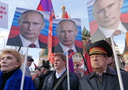 Manifestantes durante el primer aniversario de la anexión de Crimea a Rusia, el pasado 18 de marzo, en Moscú.