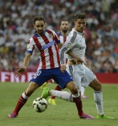 Juanfran disputa un balón ante Cristiano Ronaldo durante un partido en el Santiago Bernabeu.