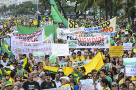Cientos de personas protestan en contra de Dilma Rousseff en la playa de Copacabana, en Rio de Janeiro.