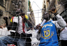 Inmigrantes africanos protestan en Barcelona por el tratamiento que reciben aquellos que intentan cruzar las vallas en Melilla y Marruecos. 16 de octubre del 2005. 