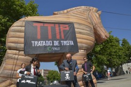 Miembros de la ONG Amigos de la Tierra, delante del caballo de Troya, símbolo de protesta en contra del TTPI, el pasado 2 de junio en Madrid.