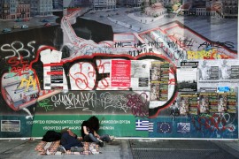 <p>Dos jóvenes griegos en una calle de Atenas.</p>