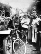 <p>Maurice Garín, en el centro de la imagen, ganador del primer Tour de France celebrado en 1903.</p>