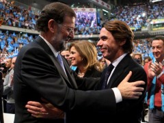 <p>Aznar saludando a Rajoy en el acto de cierre de campaña en la elecciones generales del 2011.</p>