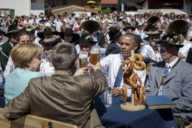 <p>Barack Obama comparte desayuno con Angela Merkel y su marido Joachim Sauer antes del inicio de la cumbre de los G7 celebrada el 7 de junio en Kruen, Alemania.</p>