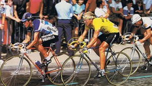 <p>Laurent Fignon, durante el Tour de Francia de 1984, en una imagen tomada por RTVE.</p>