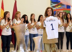 <p>La exalcaldesa Ana Botella recibe al equipo femenino de hockey sobre hierba del Club de Campo, dos días después de las elecciones del 24 de mayo.</p>