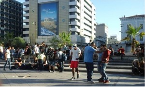 <p>Un grupo de refugiados sirios pasa el día en la plaza Omonia de Atenas. </p>