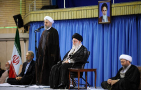 <p>El líder supremo de Irán, Ali Jamenei (en la silla), escucha al presidente del país, Hassan Rouhani, en un acto oficial el pasado 18 de julio.  </p>