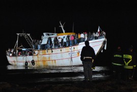 <p>Un barco de inmigrantes llegando al puerto de Lampedusa el 28 de marzo de 2011.</p>