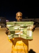 <p>Boly, el pescador que vivió en España, enseña su plano para el puerto de Saint-Louis (Senegal). </p>