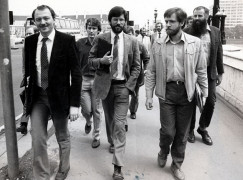 <p>Jeremy Corbyn (derecha), con Gerry Adams (centro) y Ken Livingstone, en 1983. </p>