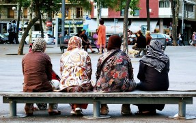 <p>Mujeres inmigrantes en una plaza de Barcelona.</p>