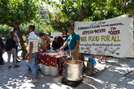 <p>Voluntarios de una ONG reparten comida a refugiados afganos en la Plaza Victoria en Atenas.</p>