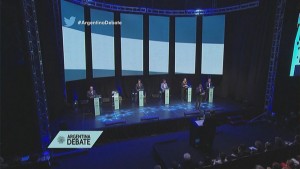 <p>Imagen de la retransmisión, por televisión, del debate presidencial argentino celebrado la noche del 5 de octubre.</p>