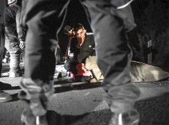 <p>Un joven emigrante permanece en el suelo intentando recuperarse de los efectos de los gases lacrimógenos lanzados por la policía local, en Roszke, un pueblo en la frontera serbo-húngara. 8 septiembre de 2015.</p>