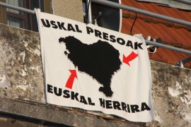 <p>Bandera a favor del fin de la dispersión de los presos vascos.</p>