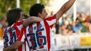 <p>Borja Bastón es abrazado por Camacho, actual jugador del Malaga, tras marcar su primer gol en un amistoso en Finlandia en 2009. </p>