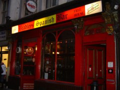 <p>Bar español en una calle de Londres.</p>