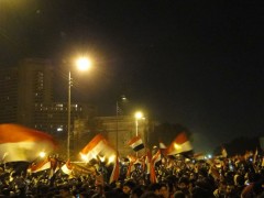 <p>Las banderas ondean en la plaza de Tahrir, El Cairo, durante la Primavera árabe.</p>