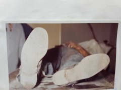 <p>Foto inédita del cuerpo de Pasolini, con las suelas de los zapatos totalmente lisas: las huellas de calzado deportivo en el descampado demuestran que hubo más de una persona en la escena del crimen. </p>