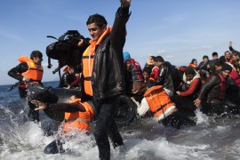 <p>Una barca con refugiados sirios y afganos llega a Skala Sikamineas, una de las playas con mas afluencia de embarcaciones procedentes de las costas de Turquía, a tan solo ocho millas náuticas de distancia.  </p>