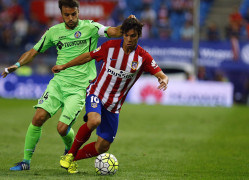 <p>Óliver Torres trata de zafarse de la presión del jugador del Getafe CF, Pedro León</p>