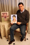 <p>Santi Juncosa con una foto de su padre de la época en que jugaba en el Atléti y otra suya de cuando jugó en el filial rojiblanco.</p>