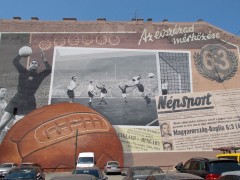 <p>Mural que alude a la victoria de Hungría en Wembley en 1953, en un aparcamiento del distrito VII de Budapest.</p>