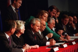 <p>Los presidentes Slobodan Milosevic, Alija Izetbegovic y Franjo Tudjman, durante la firma de los Acuerdos Dayton, el 14 de diciembre de 1995.</p>