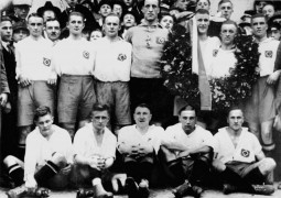 <p>Harder y Halvorsen, dentro de la corona de laurel, cuando el Hamburgo SV se proclamó campeón de Liga de 1923.</p>