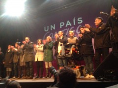 <p>Pablo Iglesias, rodeado de su equipo, celebrando el resultado de las elecciones en la Plaza del Reina Sofía, de Madrid</p>