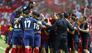 <p>Los jugadores del Atlético de Madrid celebran uno de los goles en la victoria frente al Sevilla en el Sánchez Pizjuán (0-3)</p>
