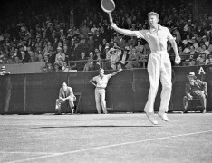 <p>Donald Budge, durante un partido en el White City Tennis Club de Sidney en 1937</p>