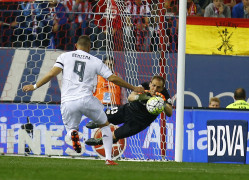 <p>Oblak atrapa el balón ante Benzema durante el partido Atlético de Madrid - Real Madrid (1-1)</p>