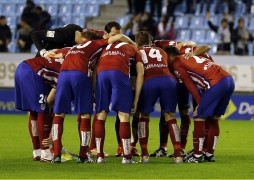 <p>Los jugadores del Atlético de Madrid se reúnen en una piña antes de comenzar el partido de Liga contra el Celta de Vigo en Balaídos (0-2)</p>