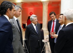 <p>Enrique Cerezo, Miguel Ángel Gil, José Luis Pérez Caminero y Guillermo Moraleda, conversan con los dirigentes de Huawei</p>