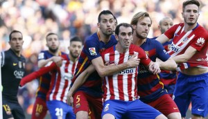 <p>Godín pugna con Busquets y Rakitic por la posición instantes antes de ejecutarse un saque de esquina durante el FC Barcelona - Atlético de Madrid del pasado 30 de enero (2-1)</p>