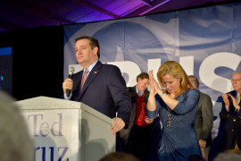 <p>Discurso de Ted Cruz en Des Moines (Iowa) tras conocerse su victoria en los caucus republicanos. Su mujer Heidi Cruz junta las manos en señal de agradecimiento.</p>