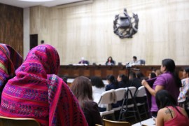 <p>Dos de las mujeres víctimas de esclavitud sexual en Sepur Zarco durante el juicio.</p>