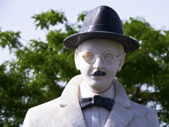 <p>Estatua dedicada a Fernando Pessoa en el parque de los Poetas, Oeiras (Portugal).</p>