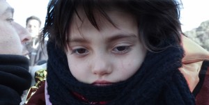 <p>Una niña siria, al poco de llegar a las costas de Lesbos. </p>