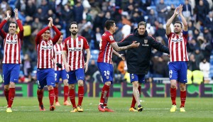 <p>Los jugadores del Atlético celebran la victoria en el Santiago Bernabéu ante el Real Madrid (0-1)</p>
