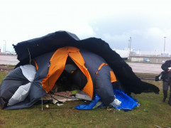 <p>Una tienda de campaña en Calais, donde viven cientos de refugiados.</p>