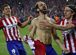 <p>Los jugadores del Atlético celebran el pase a cuartos de final de la Champions League tras el gol de Juanfran en la tanda de penaltis</p>