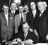 <p>Firma de las leyes del<em> New Deal </em>norteamericano, parejo a los principios de Keynes.</p>